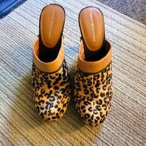 Tommy Hilfiger Animal Print Clogs, size 7 1/2